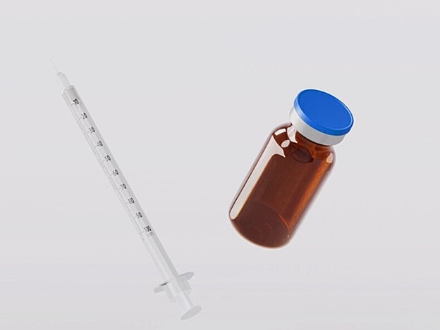 Syringe and vial for medical use.