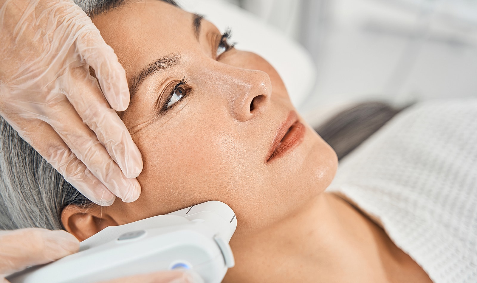 Skin treatment session with handheld device.